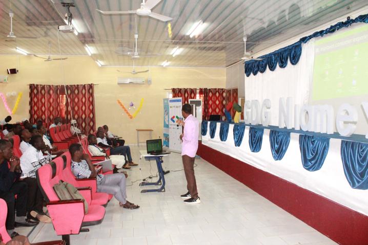 gdgniamey's tweet photo. #DevFestNiamey 📲💻
Speaker @iboualissouf nous a présenté #TesorFlow l'un des outils les plus utilisés en #IA dans le domaine de l'apprentissage machine (#ML).
#DevFest19
#GDGNiamey
@seynim6 @rabia_moussa @hamadoudao @ibhkarim @boulama_k @T0429N @AratelBassir @AliciaIro https://t.co/8zAu1qxZEU