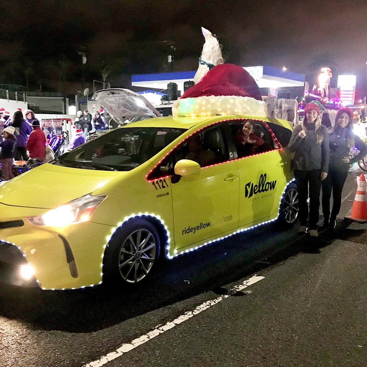 RideYellowApp's tweet photo. Driver: Where to Miss?⠀
⠀
Little girl: To the @belmontshorelb Christmas Parade! ⠀
⠀
Thank you @belmontshorelb for having us last night at this year’s Christmas parade! Happy holidays everyone! #RideYellow #Yourtaxiapp 🦌🦌🚕❄️⠀ https://t.co/xVovp39XsN