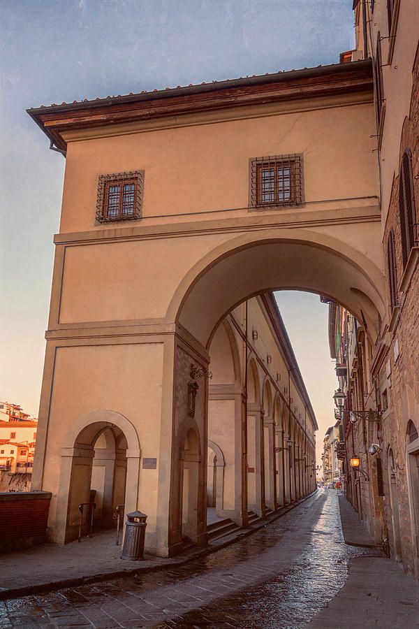 joancarroll's tweet photo. Visari Corridor Florence Italy https://t.co/2xV9kk0o8T #Florence #firenze #italy #visari #architecture #cityscape #corridor @joancarroll https://t.co/TOhkbi80Gh