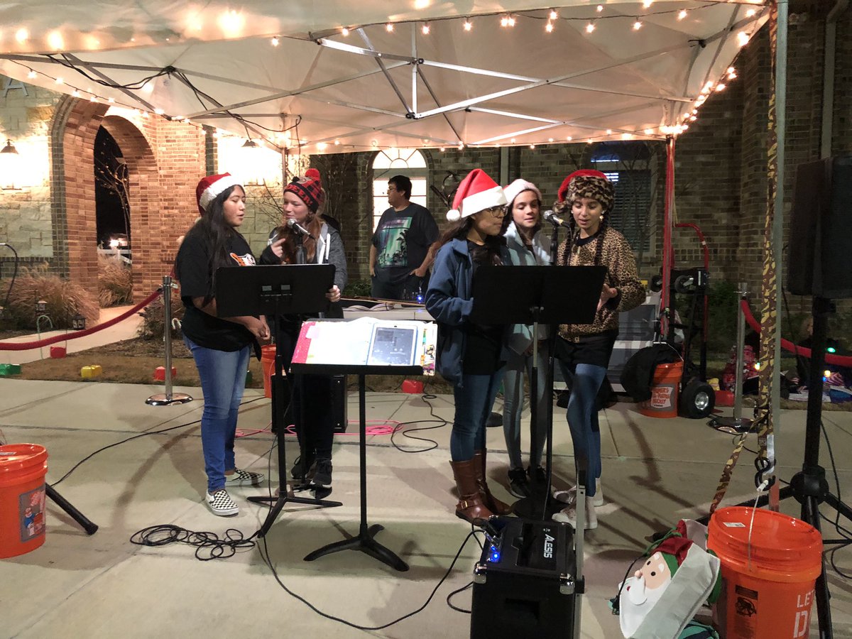 NatalieHiler's tweet photo. Singing at Hometown Christmas  at Iris Memory Care in Rowlett #coylemiddleschool #choir #falalala #santa #gisdarts https://t.co/QpDPTWZEja