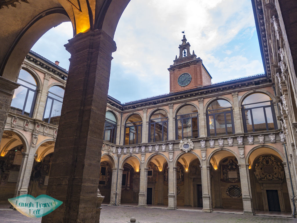 laughtraveleat's tweet image. #Bologna is the capital of the Emilia-Romagna region and one of the most historic cities in #Italy. It is the gastronomical capital of Italy and is famous for its red roofs. Here are some top sights you don’t want to miss:  bit.ly/35dK2ZL