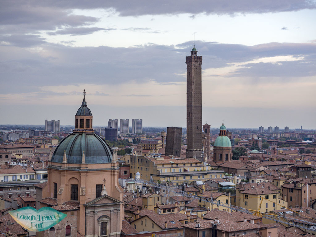 laughtraveleat's tweet image. #Bologna is the capital of the Emilia-Romagna region and one of the most historic cities in #Italy. It is the gastronomical capital of Italy and is famous for its red roofs. Here are some top sights you don’t want to miss:  bit.ly/35dK2ZL