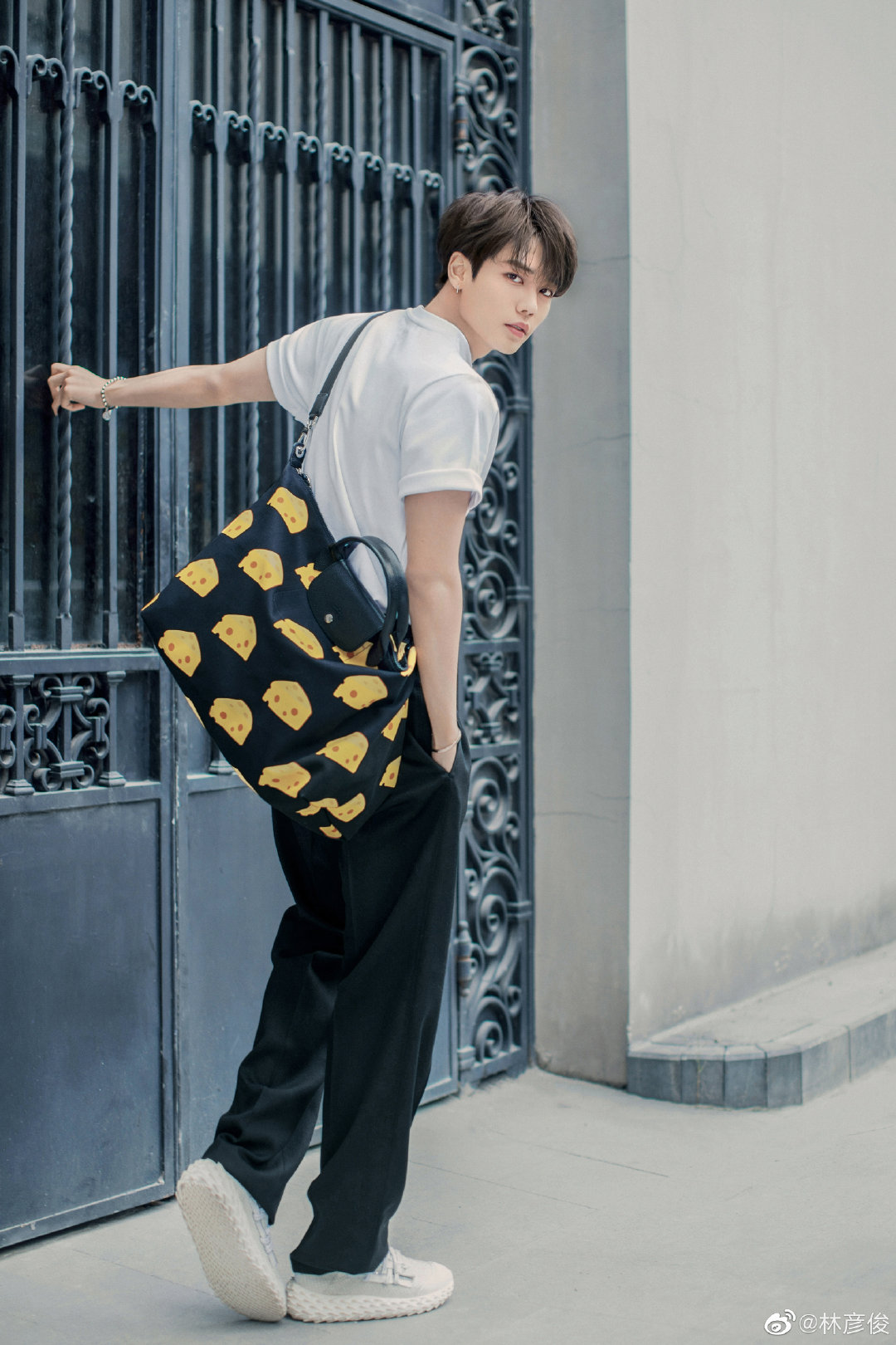 Yáng (a little busy) on X: 9.12 Weibo update Full of cheese pattern  elements, from the 2020 limited edition of longchamp (super cute cheese bag)  With cheese- have my own happiness.. #StyleYourJourney