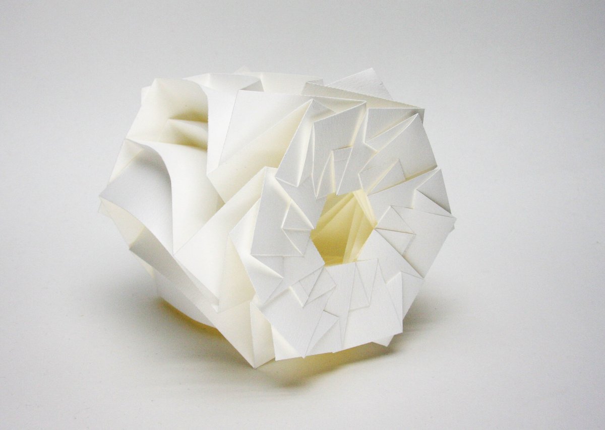 三谷 純 Jun Mitani 立体を紙で包むときに 長方形の紙で側面を覆うのではなくて 正多角形の紙で上から被せるようにして覆うアプローチも考えられます チュッパチャップスの包装紙みたいな感じです そんな発想で こちらの形が作り出されました 1つ