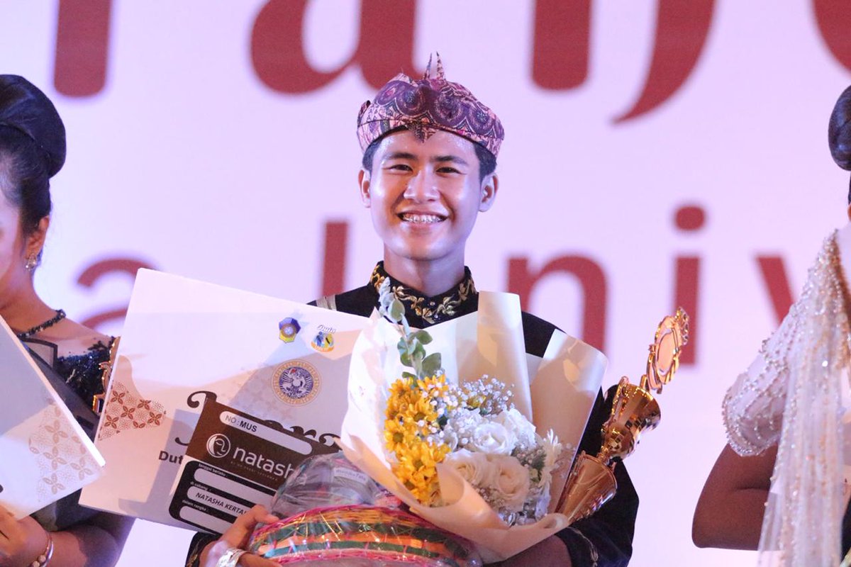 febunair's tweet photo. [Selamat &amp; Sukses]

Selamat atas terpilihnya Jeremia Singgih P (Manajemen, 2018) Duta FEB Unair 2018 sebagai Juara 1 Duta Universitas Airlangga 2019.
Semoga dapat mengemban amanah dengan baik.

#dutafeb
#dutaunair2019
#febunair
#universitasairlangga https://t.co/0U05IulMqm