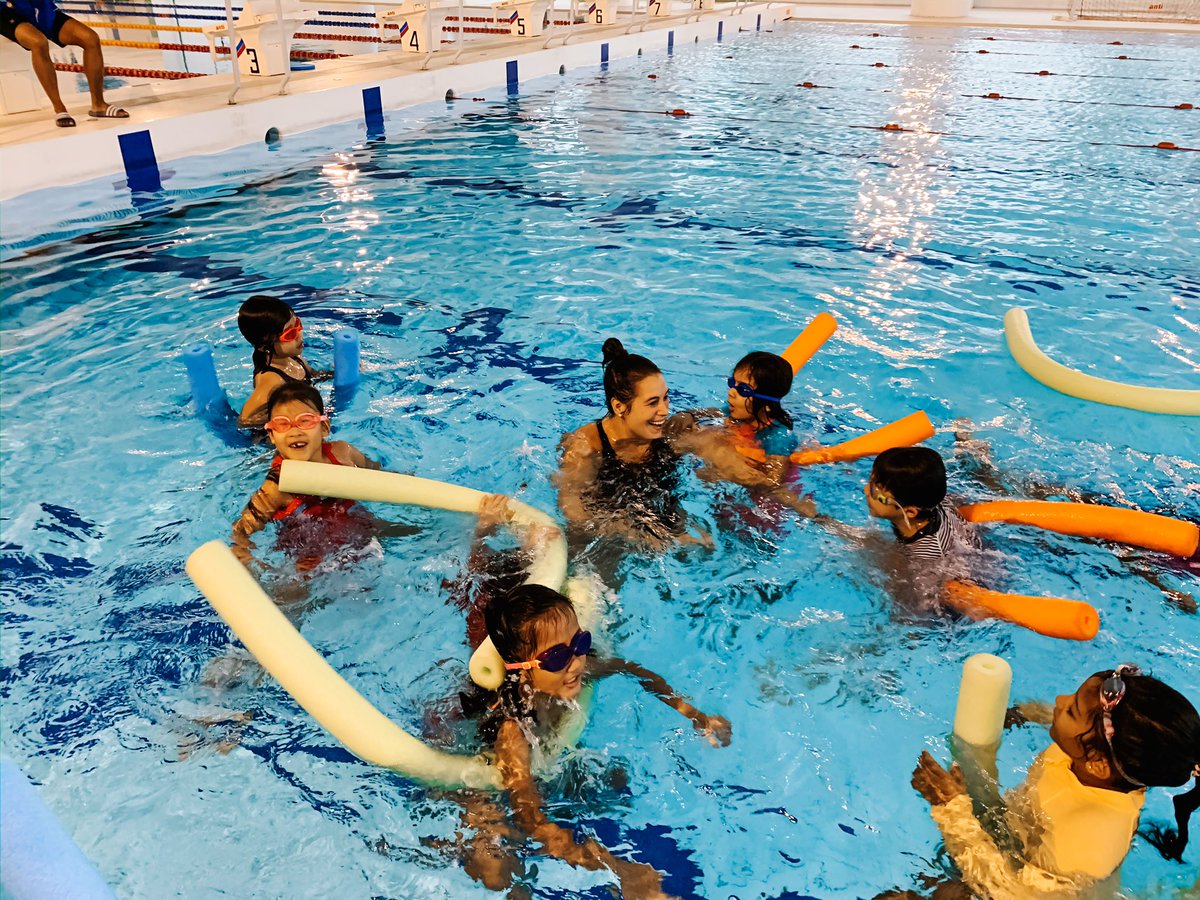 kate_bennett3's tweet photo. Happy Monday 🙌🏽
Today we began our day by jumping in the pool! How’d you start your day? @GEMS_Singapore #eypygems #gemsinspire Thanks so much for having me in @TashKenny 😍❤️ https://t.co/GzTxGMFuhM