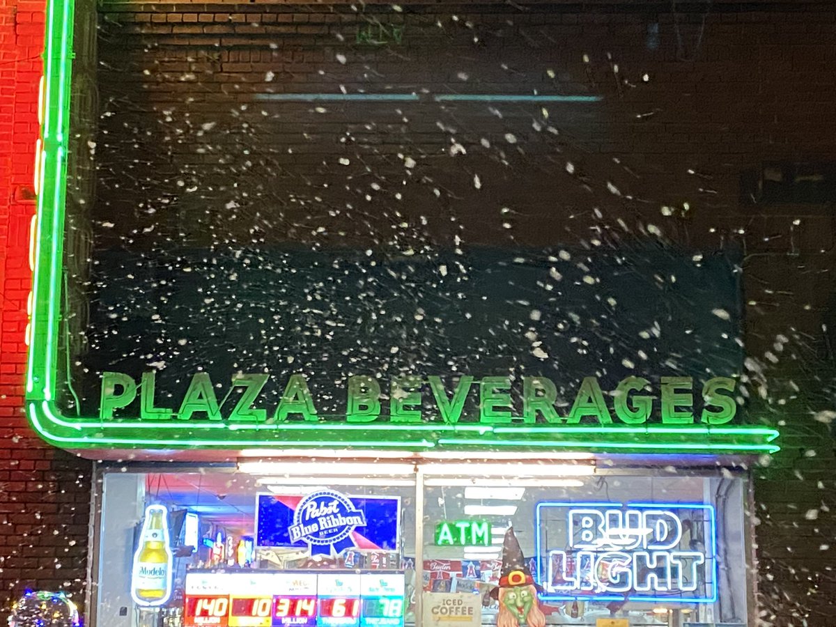 DaveCrowe5's tweet photo. @CityOfOrangeCA it’s snowing in the plaza. https://t.co/rVAJQDF7n5