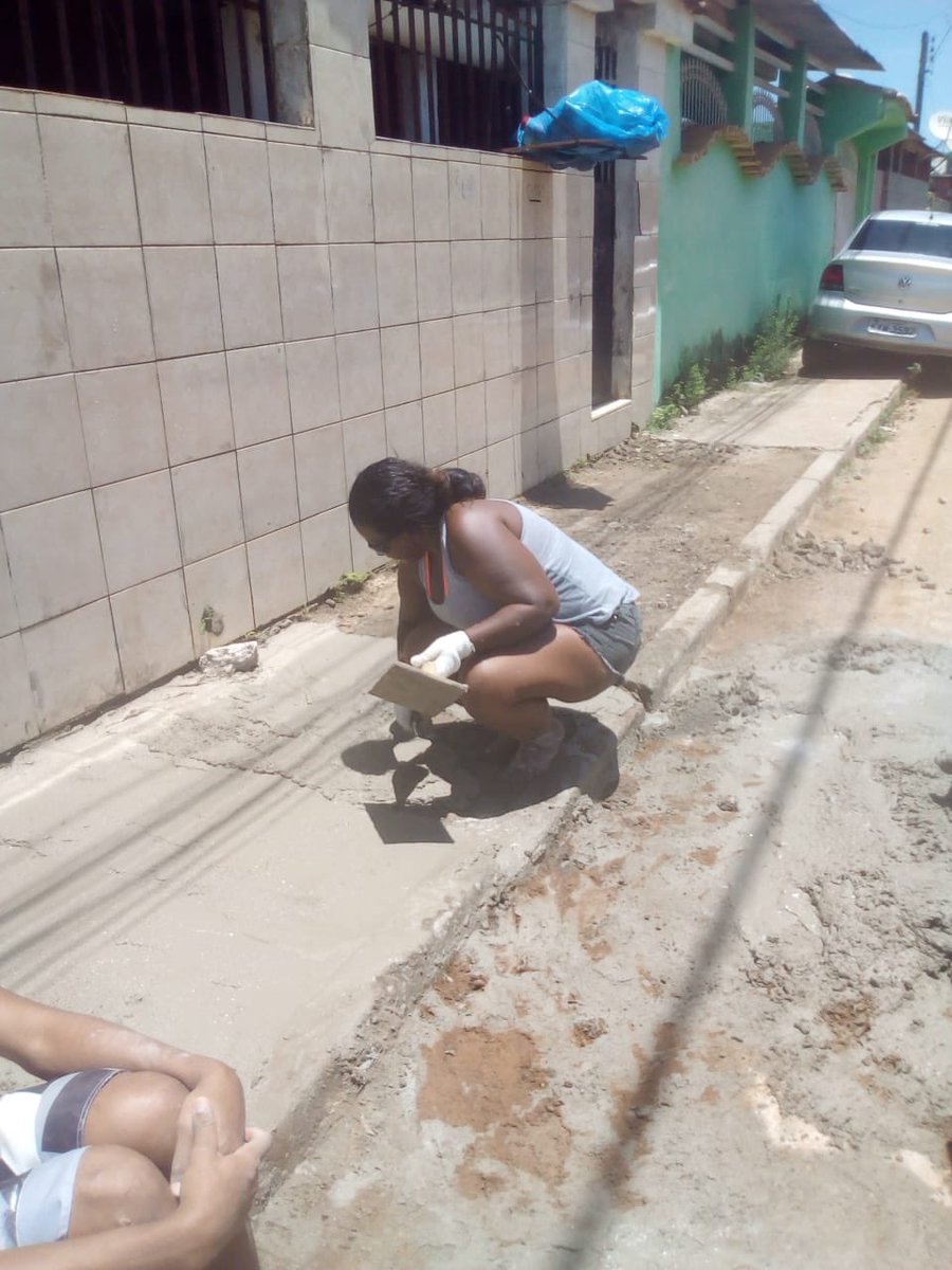bee_giuli's tweet photo. Minha tia virou “pedreira” e tá fazendo umas obras bem legais . À princípio ela está desempregada e fazendo esses bicos . Me ajudem a divulgar para ela conseguir mais clientes 🥰 #girlpower #Elapode #predeira https://t.co/7OZXRrLwUR