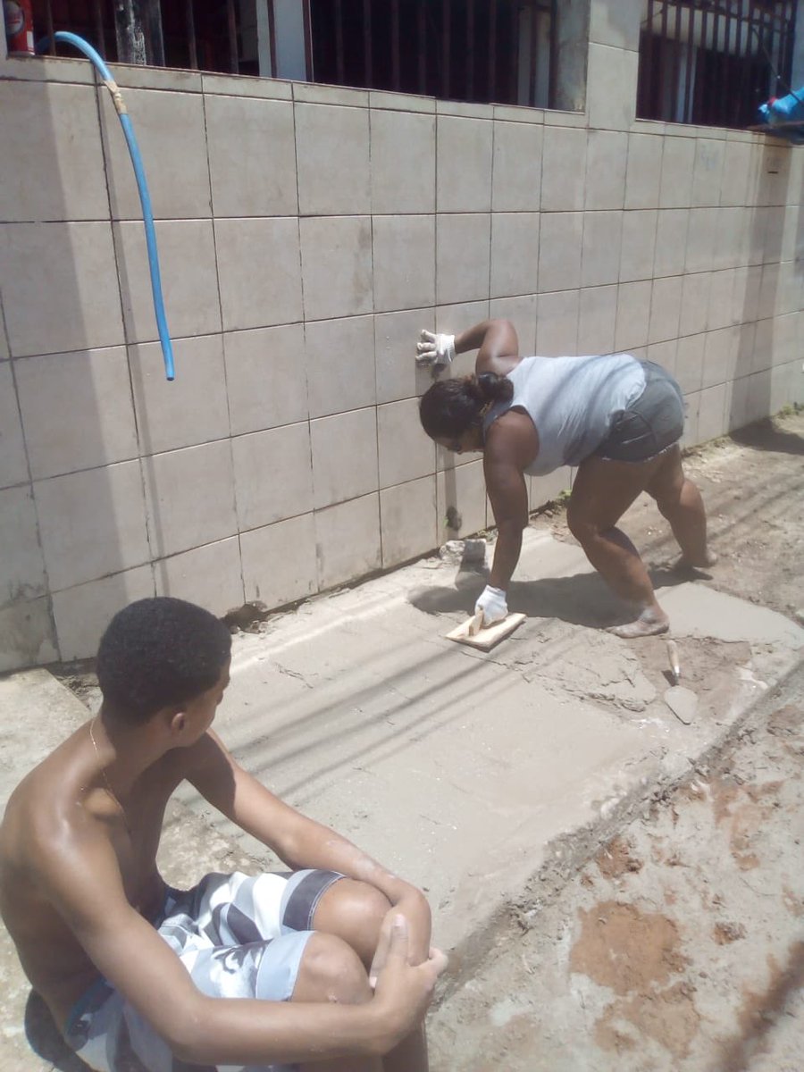 bee_giuli's tweet photo. Minha tia virou “pedreira” e tá fazendo umas obras bem legais . À princípio ela está desempregada e fazendo esses bicos . Me ajudem a divulgar para ela conseguir mais clientes 🥰 #girlpower #Elapode #predeira https://t.co/7OZXRrLwUR