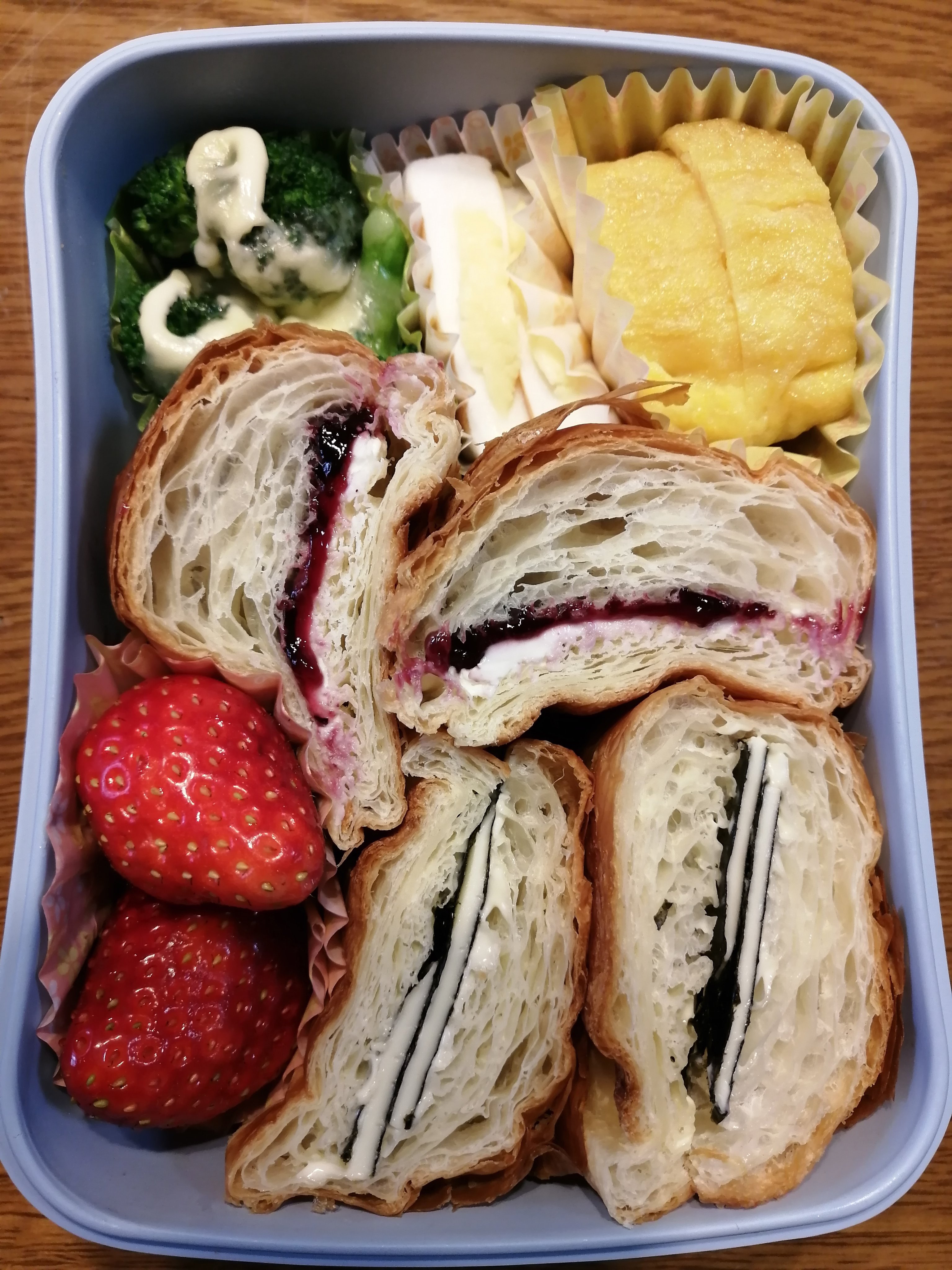 クレマティスメヌエット 今日の娘お弁当 最近クロワッサンサンドオーダーが多い 海苔チーズサンド クリームチーズと ブルーベリージャムサンド はんぺんバター焼き 卵焼き ブロッコリー 12月のイチゴ 幼稚園児お弁当 クロワッサンサンド イチゴ