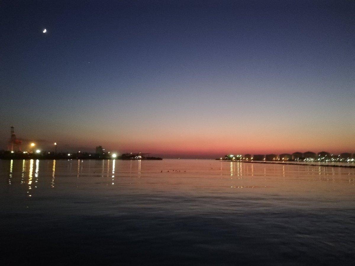 hideotakepi's tweet photo. 千葉港の夜景が素晴らしい。工業地帯のコンビナートもシルエットになり人工的であるが未来都市的なものも感じ取れる。#千葉港#夜景#工場# https://t.co/DIxAE2v69M