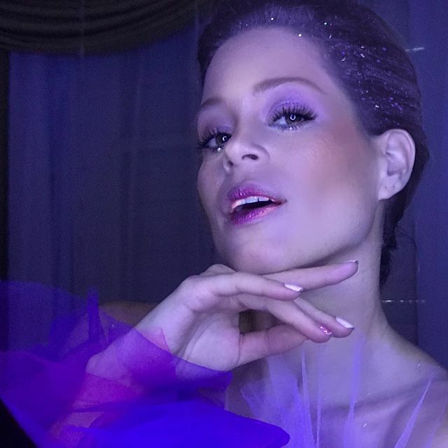 Muñeca etérea!!
Tremenda produccion, tremendo equipo !!!❤️
En esta oportunidad acompañando los vestidos fabulosos que presenta  el genial diseñador <a href="/puchetag/">Pucheta Jr.</a> .
Nuestro arte en el rostro de  @natbetancourth ❤️
Maquillando con los productos de mi  linea de maquillaje @crazyque…