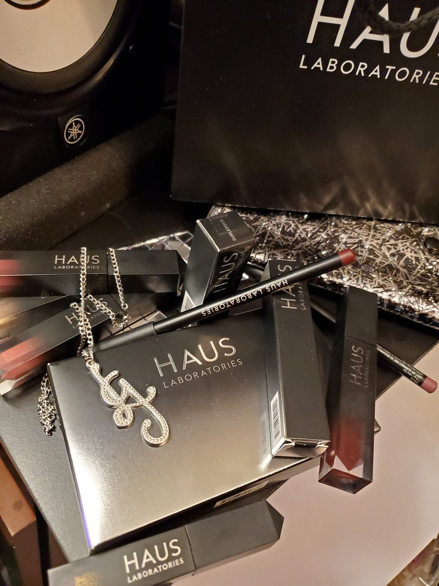 SoulOfaRose1's tweet photo. The night after...๐๐ค๐ค
#HAUSLABORATORIES pop-up
Brave is beautiful.
#makeupwithamessage ๐
@hauslabs ๐ https://t.co/T4p7ty0nOm