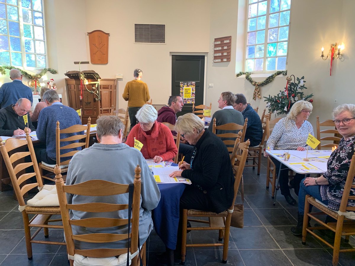 HTindemans's tweet image. Op uitnodiging van @amnestynl afdeling @gemeentenuenen bij de schrijfactie Write for Rights in het mooie Van Gogh kerkje. Werd opgeluisterd met prachtig gezongen muziek.