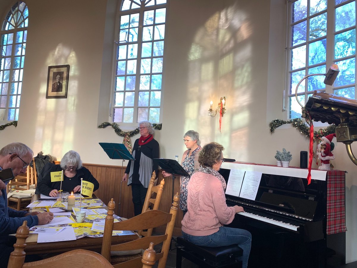 HTindemans's tweet image. Op uitnodiging van @amnestynl afdeling @gemeentenuenen bij de schrijfactie Write for Rights in het mooie Van Gogh kerkje. Werd opgeluisterd met prachtig gezongen muziek.