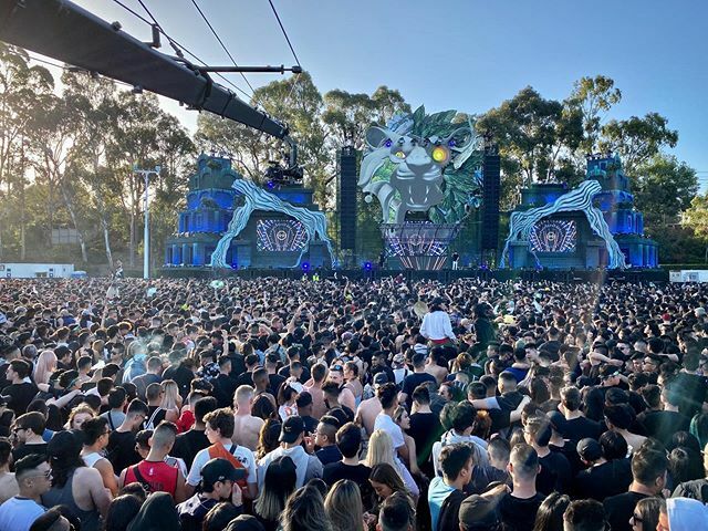alexmorrison's tweet photo. Knockout Outdoor madness with 30,000 odd punters... #hsu #jiboperator #jimmyjib #hardstyle #mainstage #flemingtonracecourse #danceparty #cinemotion #redcamera #4k #iamwissamfilms #knockoutoutdoor #hardstyle https://t.co/lpLHGoKQ6I https://t.co/obUm2EB5Pp