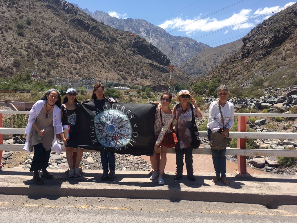PorMaipo's tweet photo. Con la grosa @yayo_herrero en una visita activa al Cajón del Maipo; observando el daño irreversible que #AltoMaipo ha generado en nuestro territorio y comunidad.
Gracias por venir y por nutrirnos querida Yayo.
@PorMaipo 
#PorElAguaDeSantiago 
#ElAguaEsUnDerecho 
#EcoFeminismo https://t.co/oGVRZWDvkm