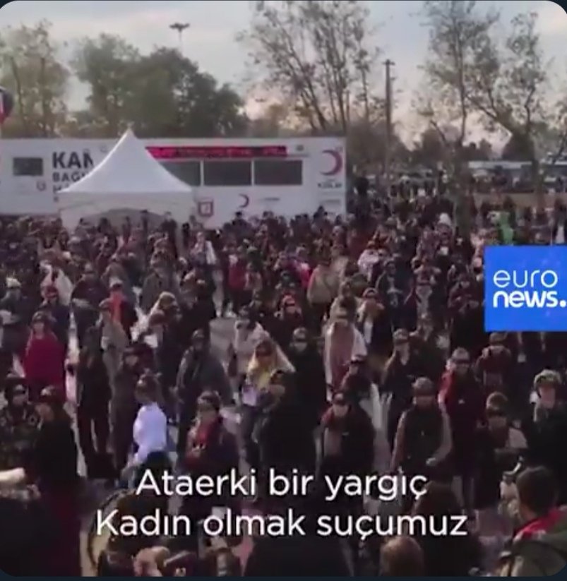 Siyahbahce1's tweet photo. 🔹Bir yanda Diyarbakır Anneleri, arkalarında bayraklar..
🔹CHP nin kafası kum'da..
🔸Diğerinde Kadıköy'de kadınlar, Erkek egemenliğine karşı protesto yapıyor.
🔸CHP nin bademcikleri görünüyor..
#EvlatNöbeti #CHPError #pazartesi https://t.co/iOXJkpzykB