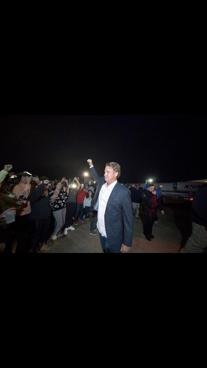 Mcoverst14's tweet photo. #LaneKiffin looks like a character from a RomCom movie where a big time city guy moves into town and unexpectedly falls in love with small town plain baker #HottyToddy #HeIsSingle https://t.co/zHrtXYc3IH