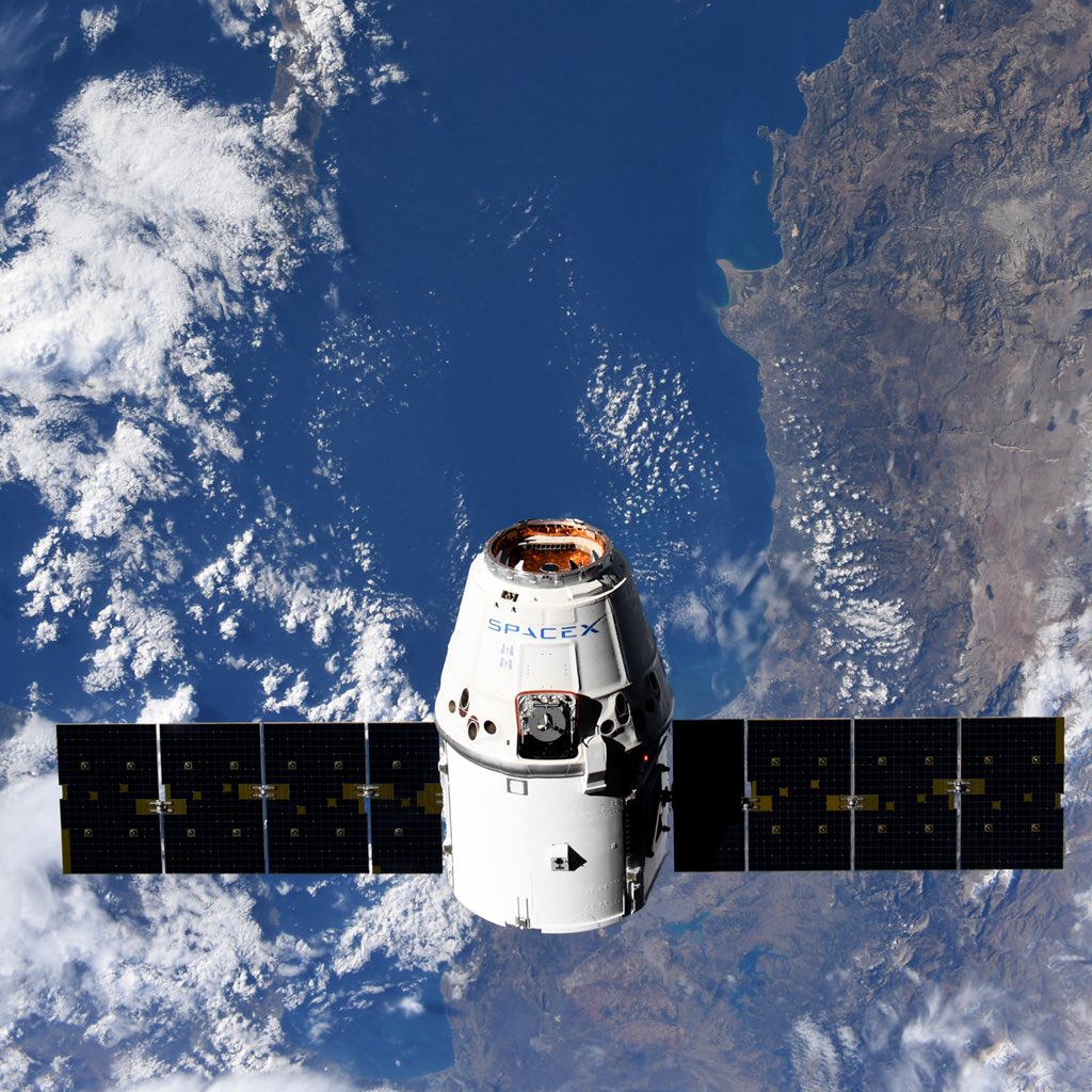 Astro_Jessica's tweet photo. Today we captured a #Dragon!  Welcome to @Space_Station, @SpaceX-19. We are thankful for your bounty of experiments, hardware, and essential supplies for life aboard Station (I can smell the coffee already). https://t.co/2FUKUbwBZs