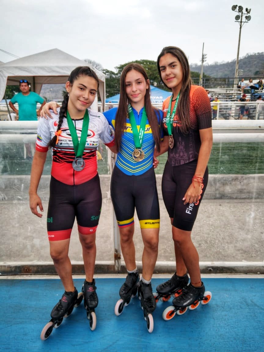 ClubMarioDuran1's tweet photo. El team 🇺🇦CMD🇺🇦 finaliza su destacada participación en el campeonato sudamericano  de patinaje de velocidad  realizado  en Guayaquil-Ecuador🇪🇨 .
Esta vez en categoría mayores. #patinajedevelocidad #patinajedecarreras #sudamericanodepatinaje  #ecuador #sportsnews #sports https://t.co/P5IM2UXq3k