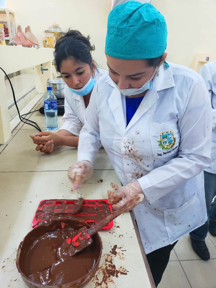 UNAnicaragua's tweet photo. Estudiante de V año de #IngenieríAgronómica, de la #UNAsedeRegionalJuigalpa procesando #Cacao, transformándolo en #Chocolate. 😋
¡Estamos en periodo de #PreMatriculas2020!
✔. En Línea: 👉 https://t.co/nAh48h7n2g
✔. Requisitos de Ingreso: 👉 https://t.co/ne0BTciNcD https://t.co/DQYsyS28Gv
