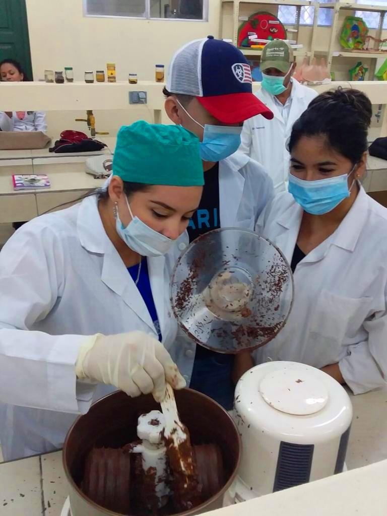 UNAnicaragua's tweet photo. Estudiante de V año de #IngenieríAgronómica, de la #UNAsedeRegionalJuigalpa procesando #Cacao, transformándolo en #Chocolate. 😋
¡Estamos en periodo de #PreMatriculas2020!
✔. En Línea: 👉 https://t.co/nAh48h7n2g
✔. Requisitos de Ingreso: 👉 https://t.co/ne0BTciNcD https://t.co/DQYsyS28Gv