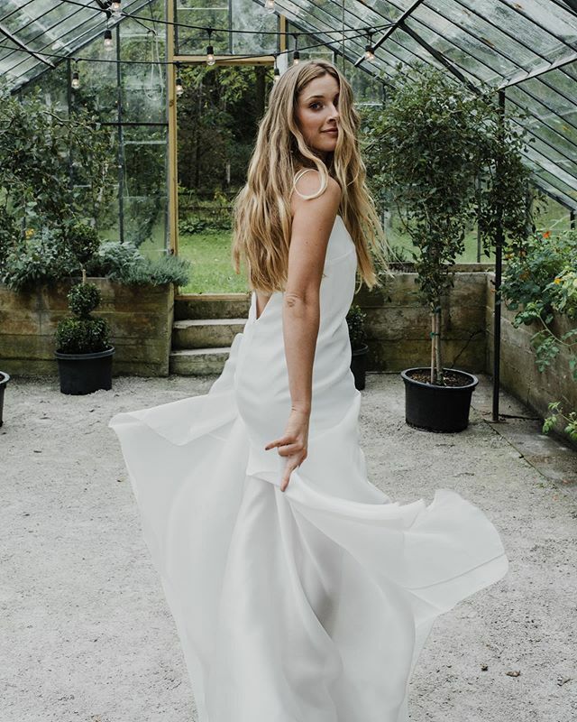 _SpringSweet's tweet image. We’ve been working hard on our next bridal lookbook and I cannot WAIT to show you more of these beautiful images that @amycarrollphotography got. 😍😆 ift.tt/2LCDJqF