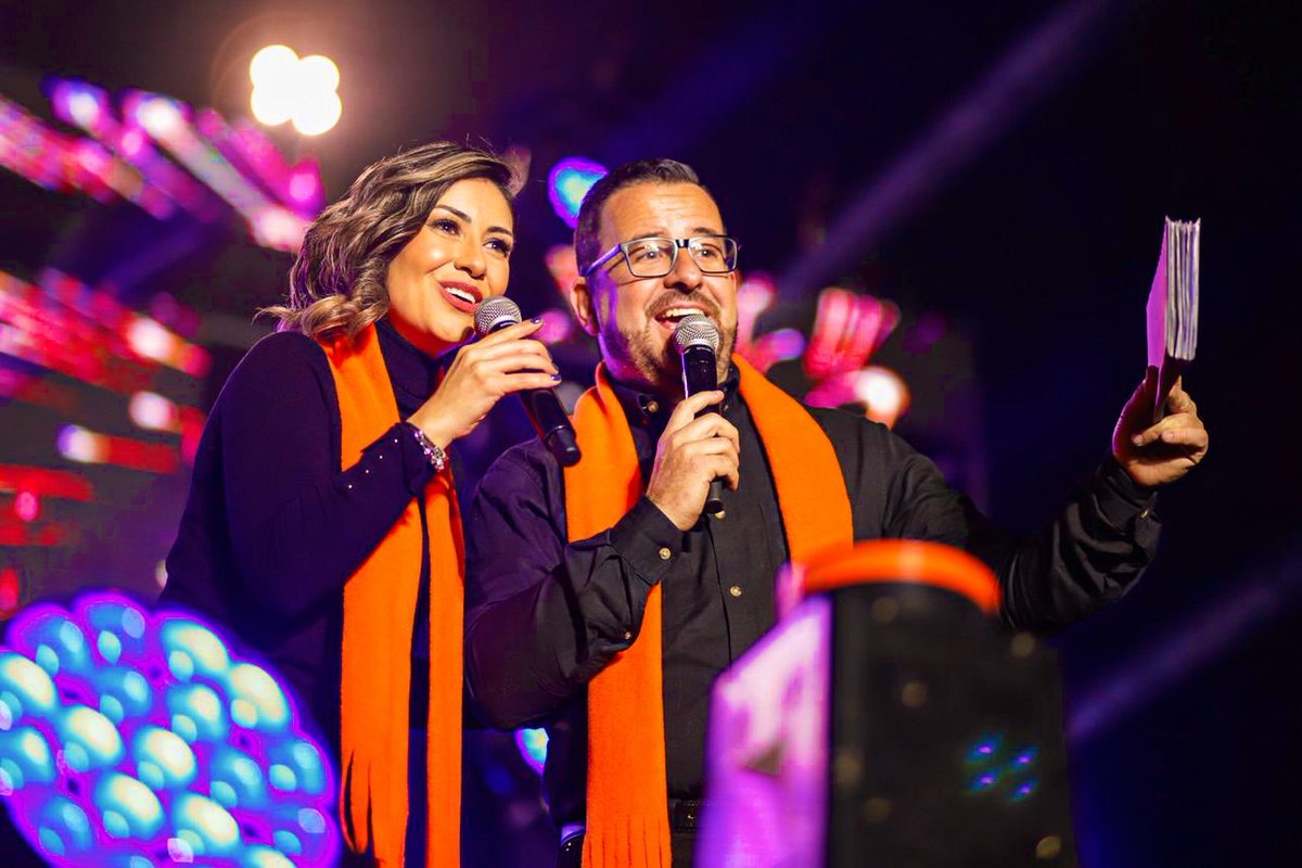 Nuestros amigos <a href="/MarioVallar/">Mario Vallar</a> y <a href="/mariarenepy/">María Renée Pérez</a> poniendo todo el ambiente en #LucesCampero