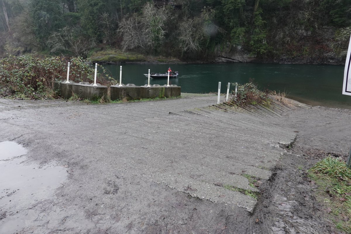 ClarkCoDiveTeam's tweet photo. The Clark County Dive Rescue Team responded to the report of a vehicle in the Lewis River near Woodland. Divers located and assisted the CCSO in the recovery and removal by a private tow company. https://t.co/o2eBNVgmLp