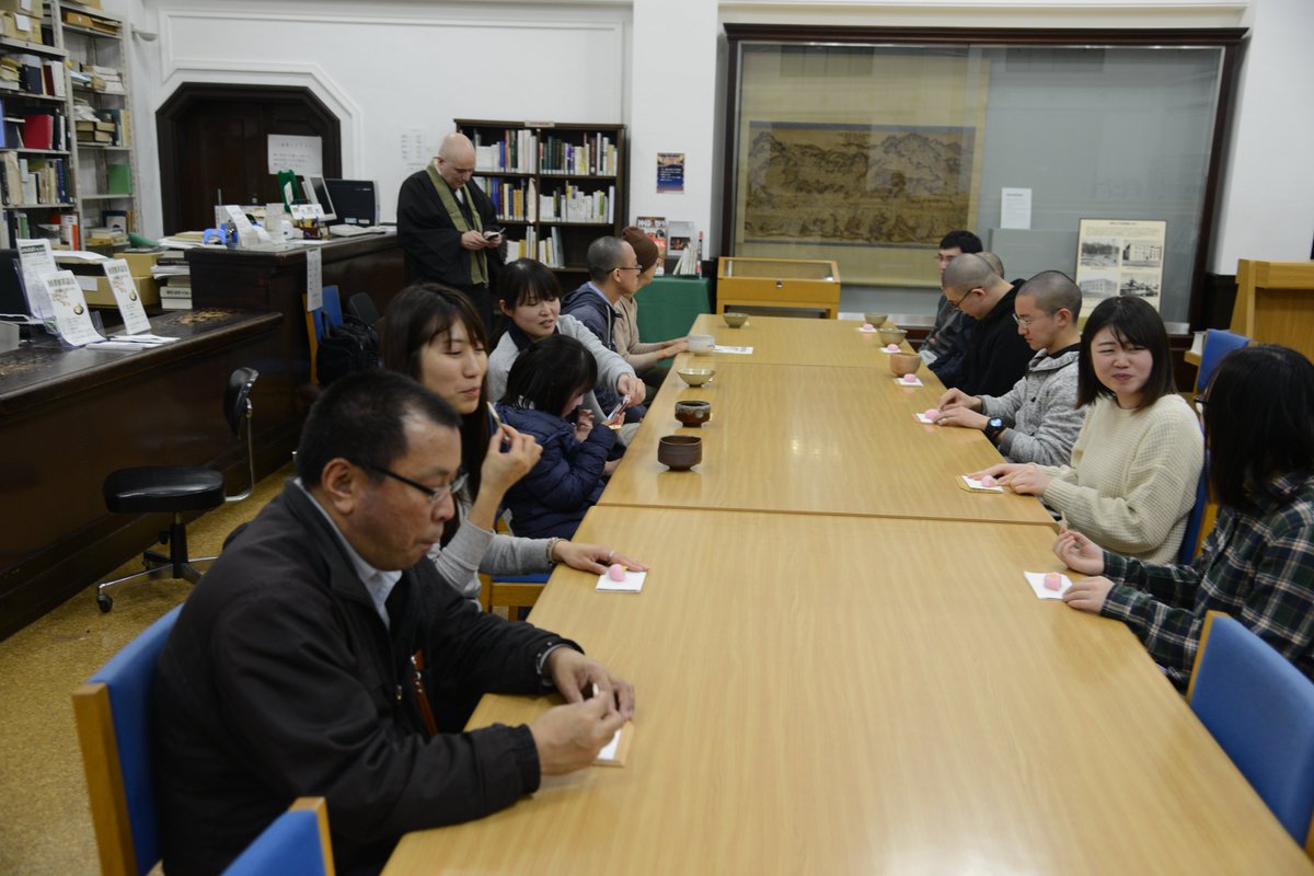 高野山大学 11月25日 月 17 00 高野山大学図書館 にて茶話会が開催されました 本学茶道部のみなさんがお茶を振舞ってくださいました 地元の方も御参加いただいて 図書館の歴史を聞いたり 茶器のいわれを聞いたりと楽しい時間となりました お茶もお