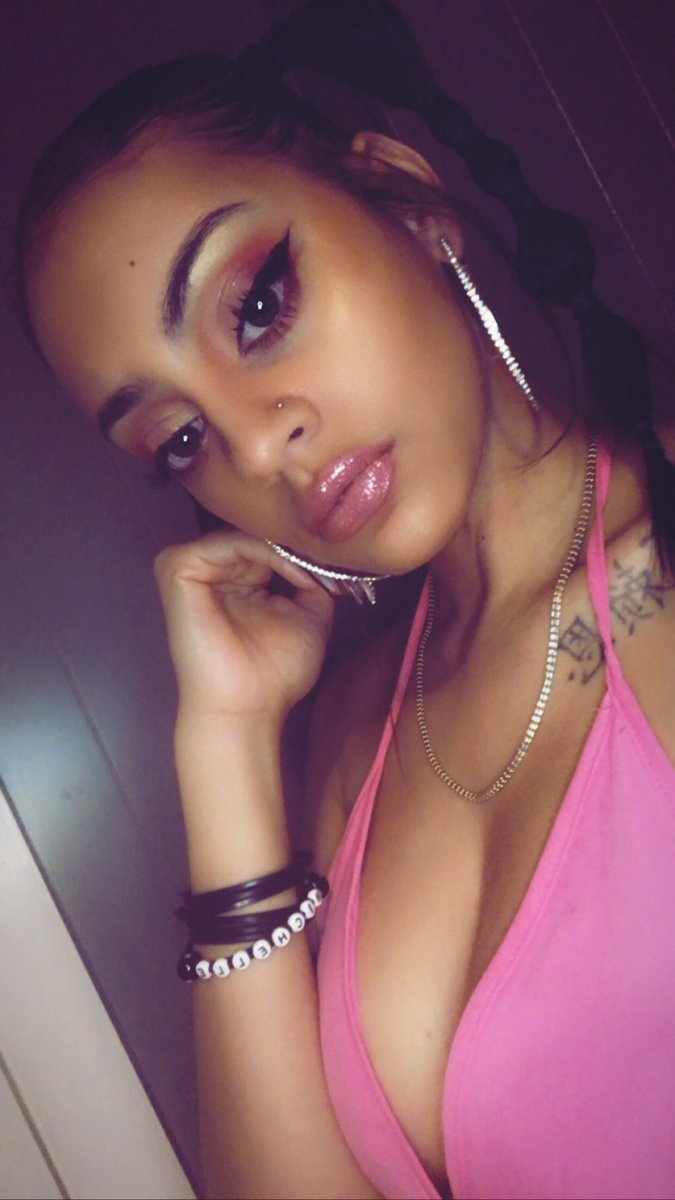 Chellebae91's tweet photo. Pretty in pink #capeverdeanqueen #bucketgal #RhodeIsland #momoftwo https://t.co/VU0VDBP9Il
