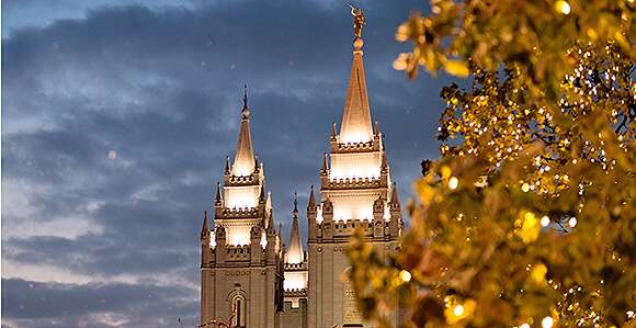 IluminaElMundoB's tweet photo. Mira el Devocional de #Navidad de la Primera Presidencia en https://t.co/idBfY6Xd78
9:00 pm #Bolivia 

#ChristmasDevo
#ChurchofJesusChrist https://t.co/Pnkp1ly4LP