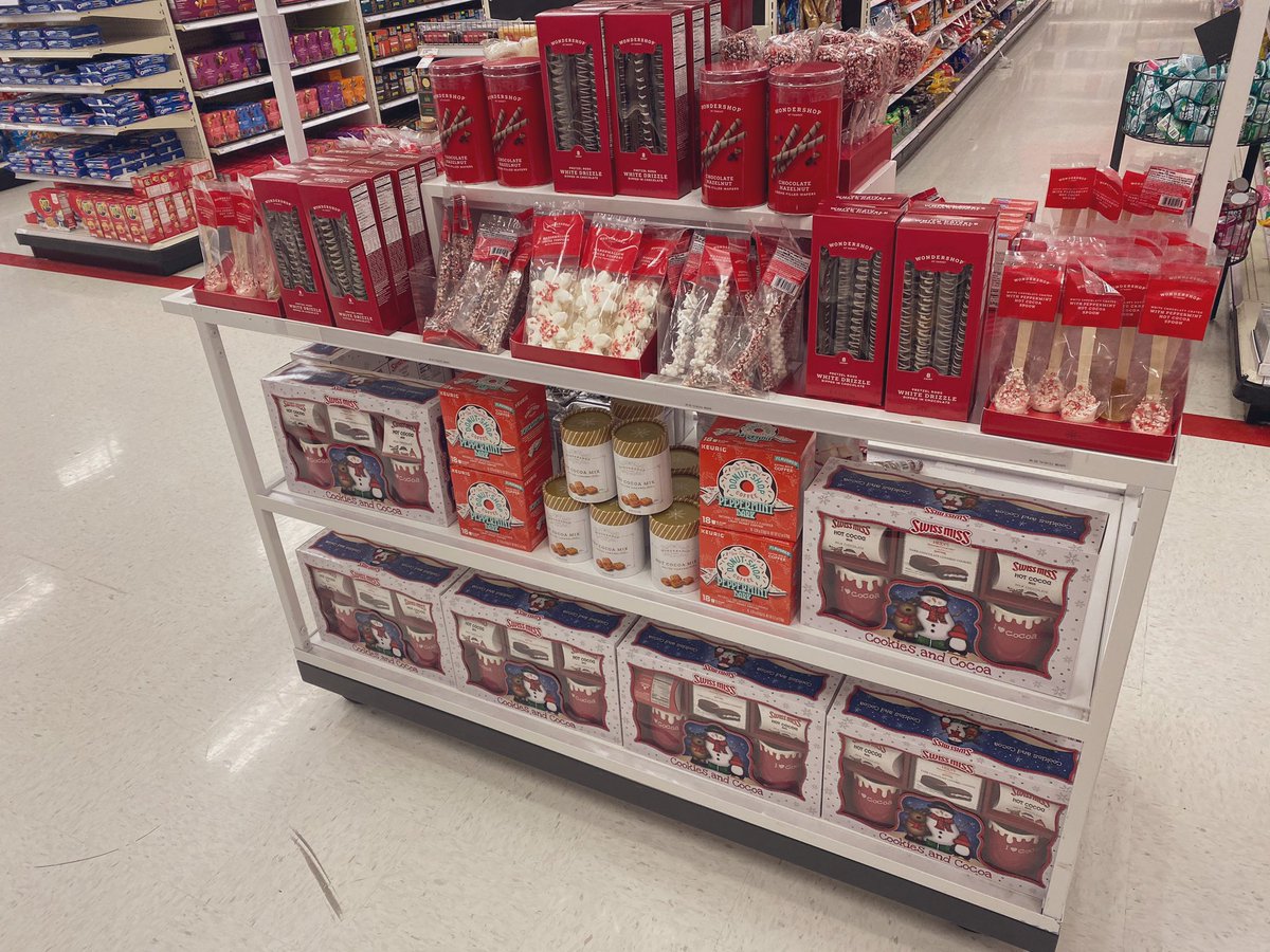 TargetChandler's tweet image. Crushing some end caps and Amplified Gifting!! 1939 is ready for the “holla”dayssss!!🎅 🎄🎯  #1939 #HolidayPrep.  #WorkSomewhereyoulove.