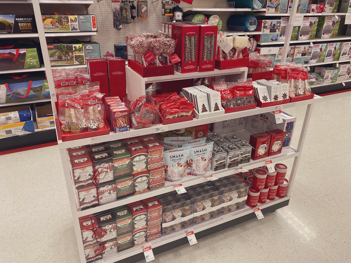 TargetChandler's tweet image. Crushing some end caps and Amplified Gifting!! 1939 is ready for the “holla”dayssss!!🎅 🎄🎯  #1939 #HolidayPrep.  #WorkSomewhereyoulove.
