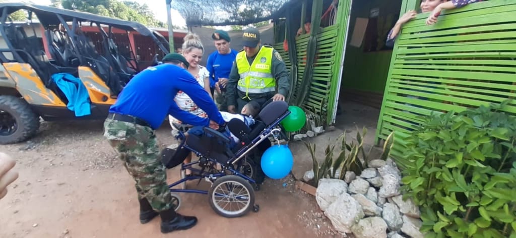 ftc_omega's tweet photo. #ComprometidosConColombia | Nuestros #HéroesBicentenarios del #BATOT5 junto con la @PoliciaColombia, donaron una silla de ruedas a un niño del barrio Araza en #SanJosédelGuaviare, #Guaviare, mejorando su calidad de vida y la de su familia.
#TrabajamosPorColombia
@FuerzasMilCol https://t.co/FADTqfYB8V