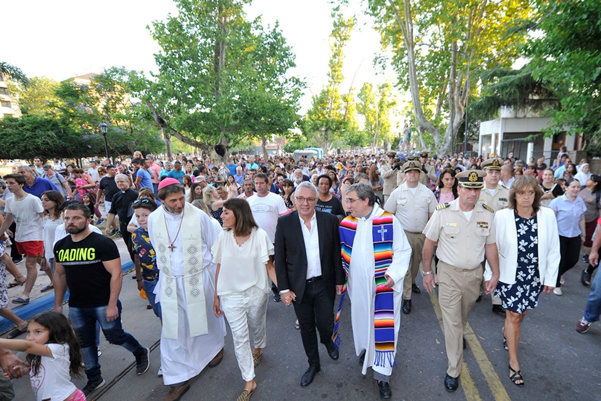 ZamoraJulio's tweet photo. En el 70° aniversario de la procesión náutica, celebramos un nuevo #DíaDeLaVirgenEnTigre junto a los vecinos. ¡Gracias a todos los que se acercaron a vivir la fiesta con nosotros!
#70añosProcesiónNáutica. https://t.co/VxQDbOqP18