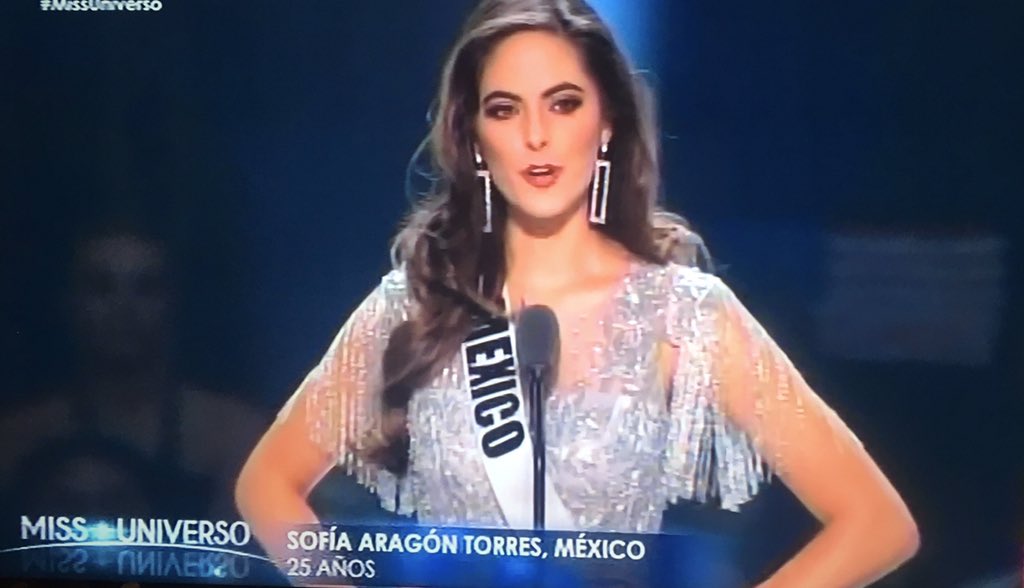 LaloGonzalezM's tweet photo. 👑 Al presentarse ante el jurado de #MissUniverse , la mexicana Sofía Aragón destacó su trabajo como abogada y agregó: 
🇲🇽 “SI NO USAS TU BELLEZA PARA OTRA MISIÓN, ENTONCES NO TIENE NINGÚN CASO” 
✨ México está entre las 20 semifinalistas de #MissUniverso2019 
@889Noticias https://t.co/4nvIJdfHcH