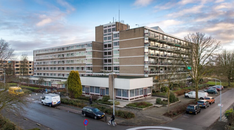 Hoe transformeer je een verouderde serviceflat naar duurzame sociale-huurwoningen voor een- of tweepersoonshuishoudens? De Vree en Sliepen staat in de startblokken om 134 appartementen compleet te renoveren en klaar te maken voor nieuwe bewoners. buff.ly/38fbfwY