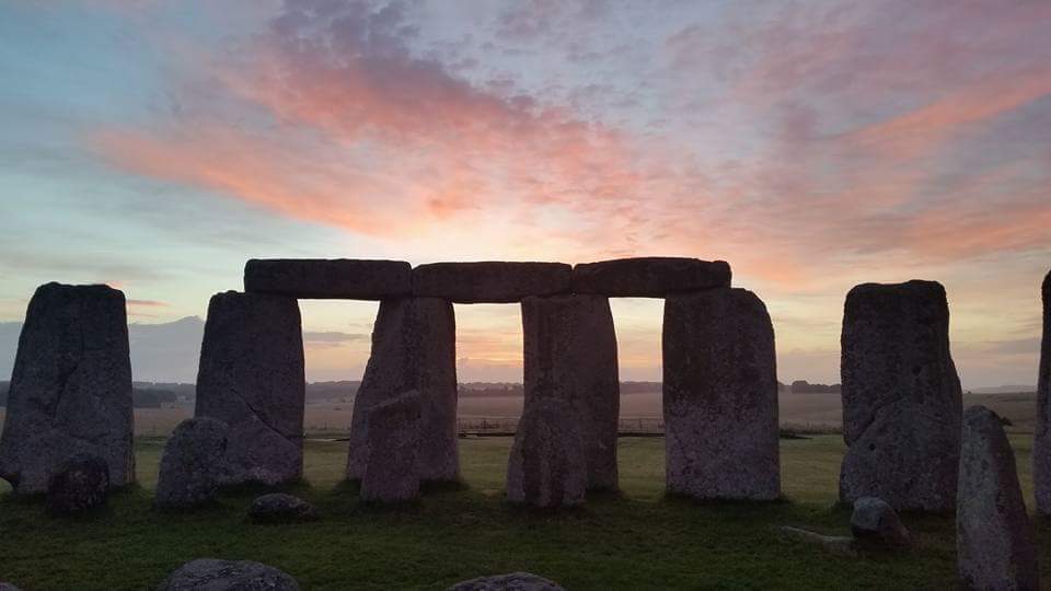 Sunrise at #Stonehenge today (9th December is at 07.58am, sunset is at 4.01pm