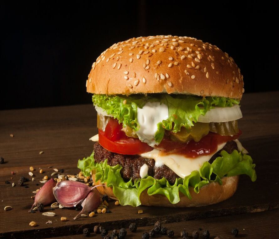 cafe_jumbo's tweet photo. A crispy and Juicy Jumbo burger served in a soft sesame bun with salad and a thousand island sauce. 
#Mondayfood #cafe #cafelover #cocjumbo #cafecocojumbo #food #foodanddrink #foodlover https://t.co/WE5aX86UmM