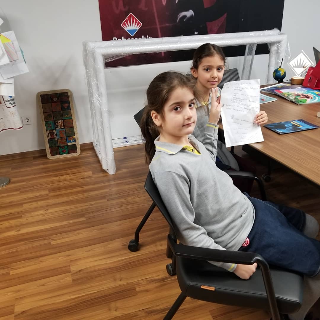 İlkokul Öğrencilerim Melisa Defne Yangıncı ve Melis Sanbay 10.00Randevulu Proje Görüşmemiz Vardı...
Araştırma Konuları Verildi...
Yapılandırıyoruz....