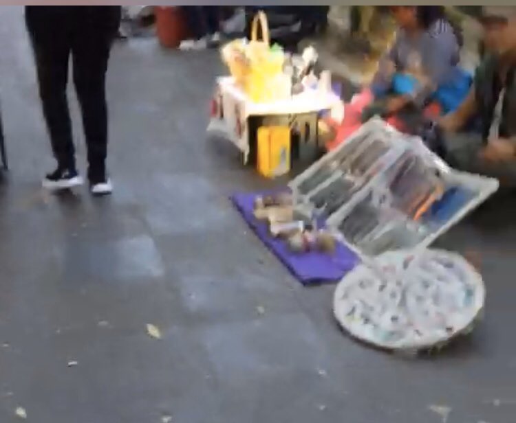 vecinosVillaCoy's tweet photo. Desbordado el comercio informal en Jardines Hidalgo y Centenario en #Coyoacán @Alcaldia_Coy @manuelnegretea 
¡Desde paletas hasta perros!
Banquetas ocupadas por vendedores casi en su totalidad. https://t.co/kKbWzR9lOJ