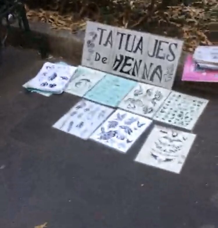 vecinosVillaCoy's tweet photo. Desbordado el comercio informal en Jardines Hidalgo y Centenario en #Coyoacán @Alcaldia_Coy @manuelnegretea 
¡Desde paletas hasta perros!
Banquetas ocupadas por vendedores casi en su totalidad. https://t.co/kKbWzR9lOJ