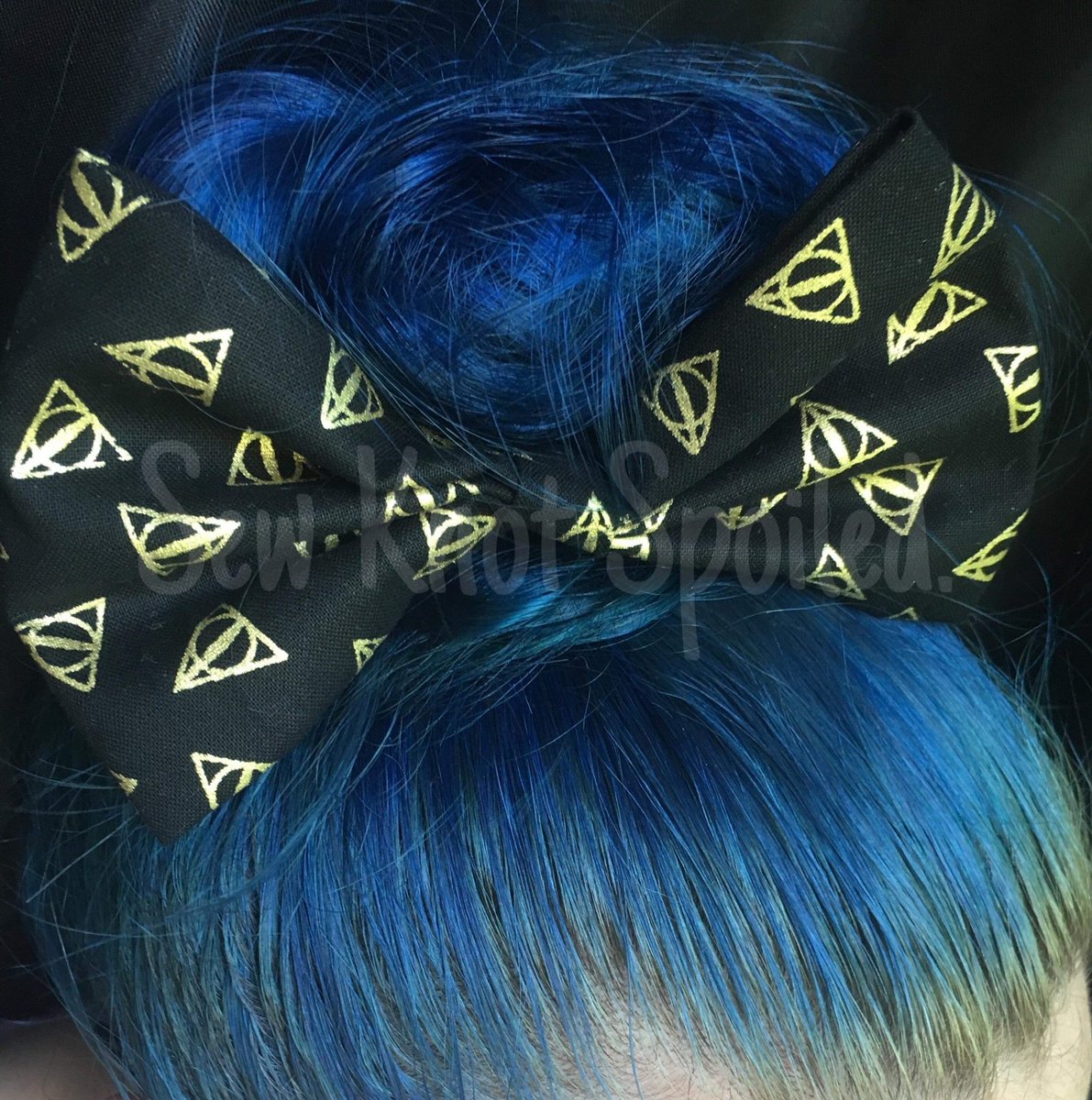 sewknotspoiled's tweet photo. This Hallows Pinched Bow is AMAZING!
#topknots #topknot #fashion #fashionkids #childrensfashion #headwrap #shopsmall #smallbusiness #smallshop #bows #bow #knot #biggerthebowthebetter #bigbows #shopsmall #piggies #pigtails #SewKnotSpoiled #SKS https://t.co/UNAM8qKJlw