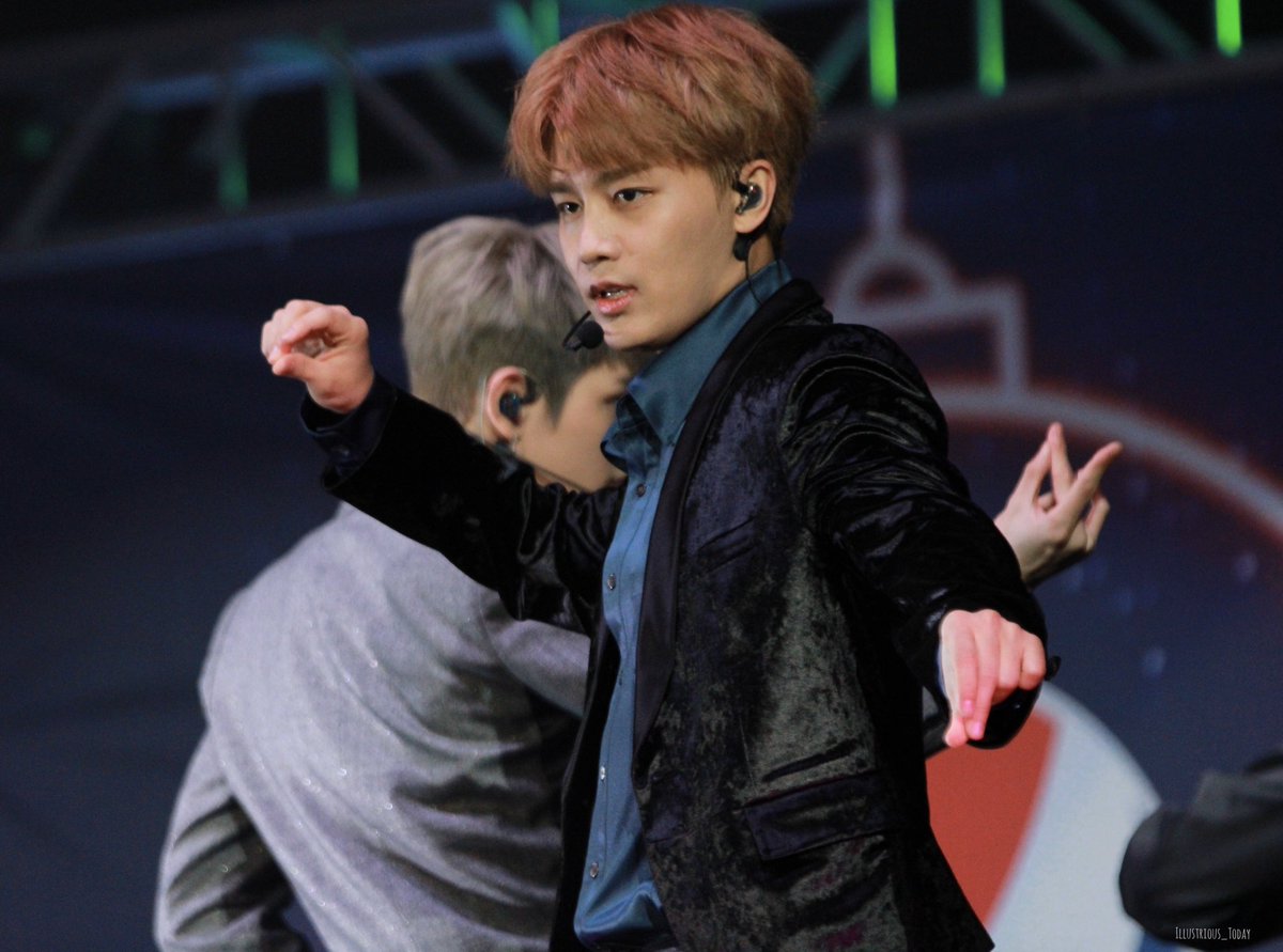 illustrious_to's tweet photo. ⊹ (•o•)

⊹ 191207 NCT 127 at Jingle Bash

 #TAEIL #태일 #문태일 #テイル #NCT127 #NCT #JINGLEBASH #NCT127xJingleBash https://t.co/IWgyfC38Ox