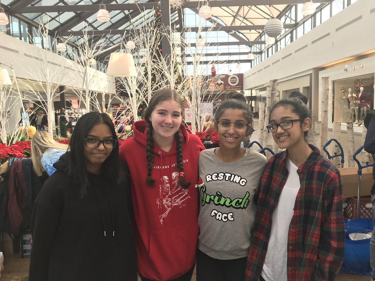 hps_hhspride's tweet photo. Empty Bowls Takes Over Broadway Mall!  #amazingadviser #studentsgiving #talentondisplay #caringforcommunity https://t.co/C5vcErT3qJ