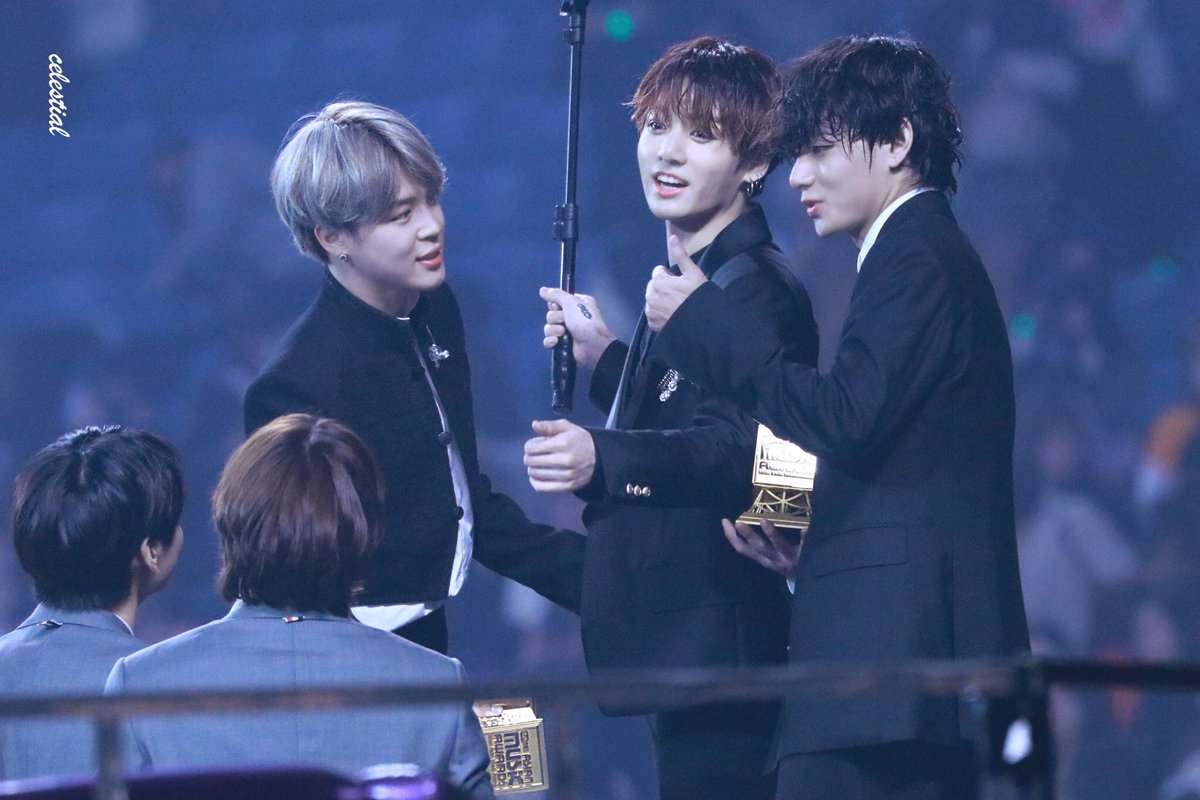 cm___btsxx__bot's tweet photo. _

191204 

    MAMA 

#BTS #방탄소년단 
#TXT #TOMORROW_X_TOGEHTER 
#JIMIN #JUNGKOOK #V #TAEHYUNG 
#지민 #정국 #뷔 #태형 
#MAMA #2019MAMA https://t.co/rjnZdccycD
