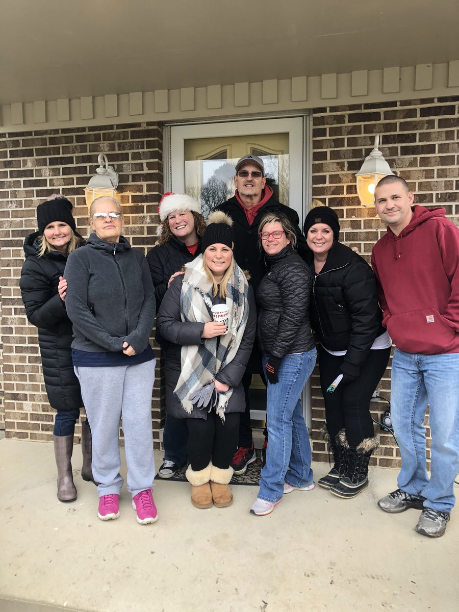 MrKWolves204's tweet photo. Thanks to these wonderful White Eagle Angels who were so kind to put up holiday decorations at the Krahenbuhl’s today. My family feels the love and support! #GoWolves https://t.co/rVPnYZ0rgT