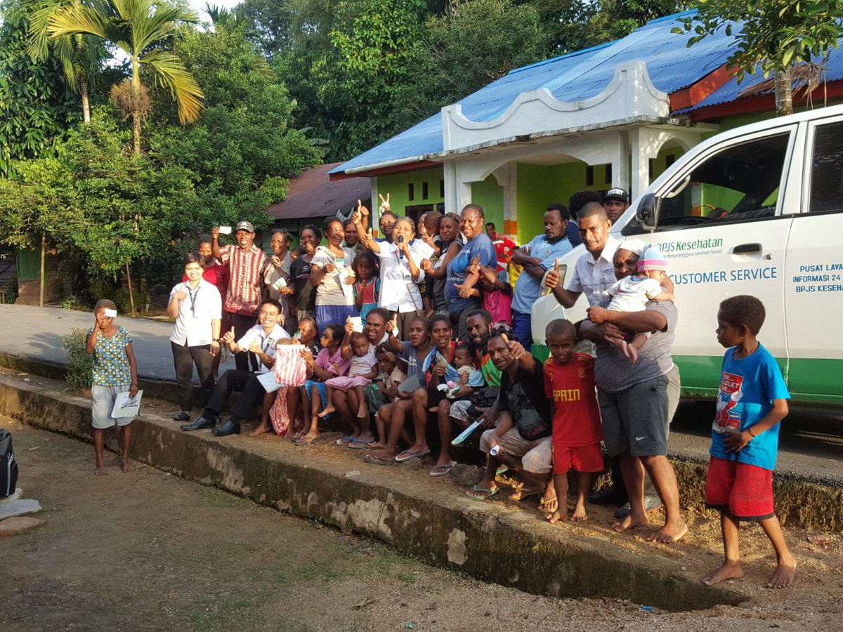 Foto ini di ambil di Salah satu daerah di kab. Sorong. Liar biasa antusiasnya, JKN disadari atau engga memang dibutuhkan, sama pentingnya kaya beras atau air.
#bpjsjemputbola